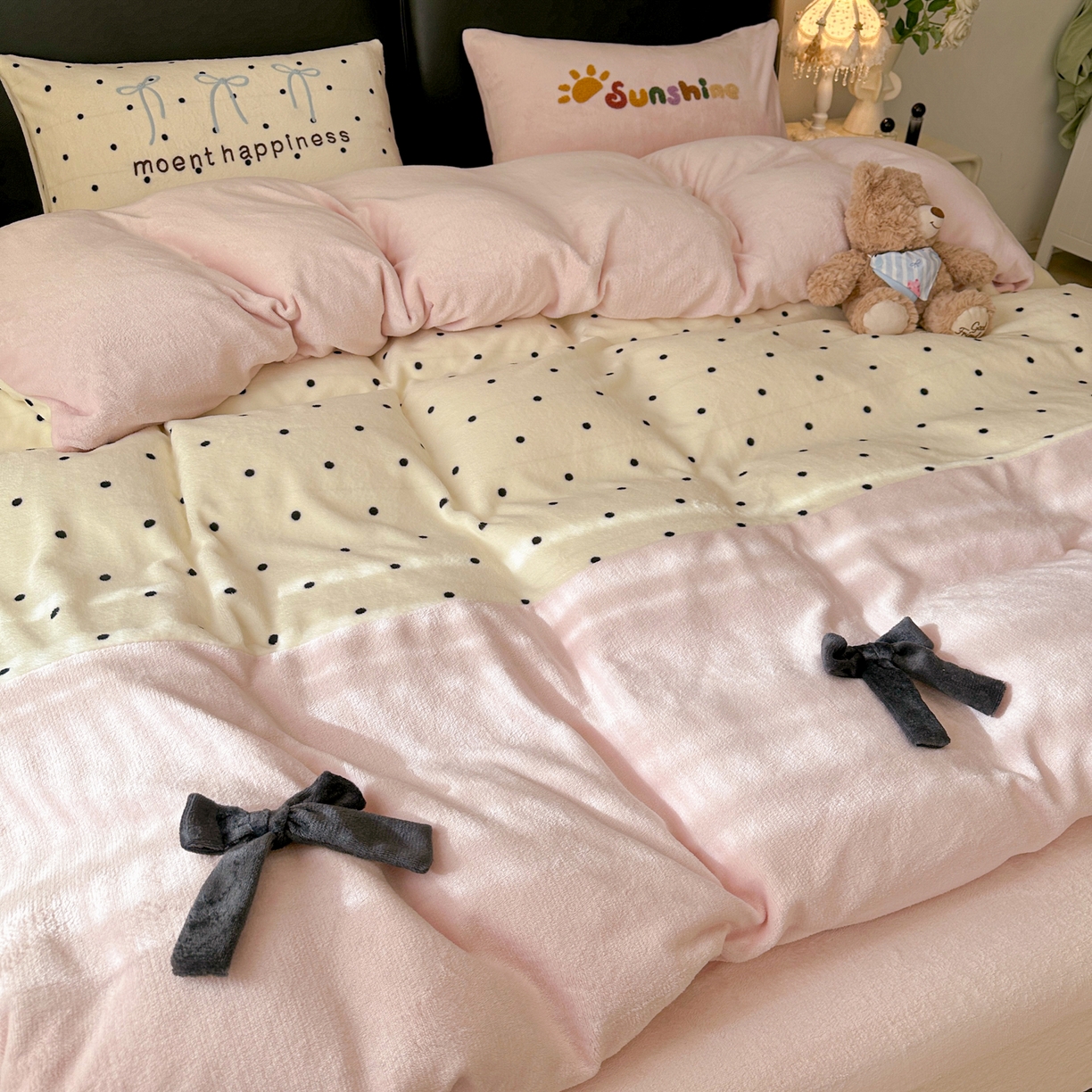 91家纺网 家纺一手货源 找家纺 子钦家纺 2025秋冬新款加厚牛奶绒蝴蝶结公主风毛巾绣床单床笠四件套 牛奶绒公主风-奶波点