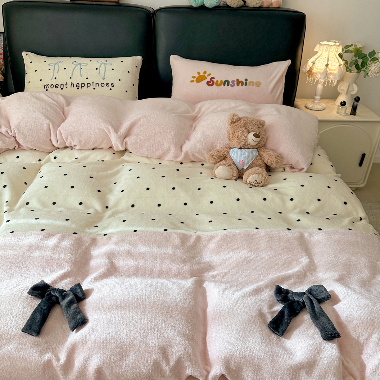 91家纺网 家纺一手货源 找家纺 子钦家纺 2025秋冬新款加厚牛奶绒蝴蝶结公主风毛巾绣床单床笠四件套 牛奶绒公主风-奶波点