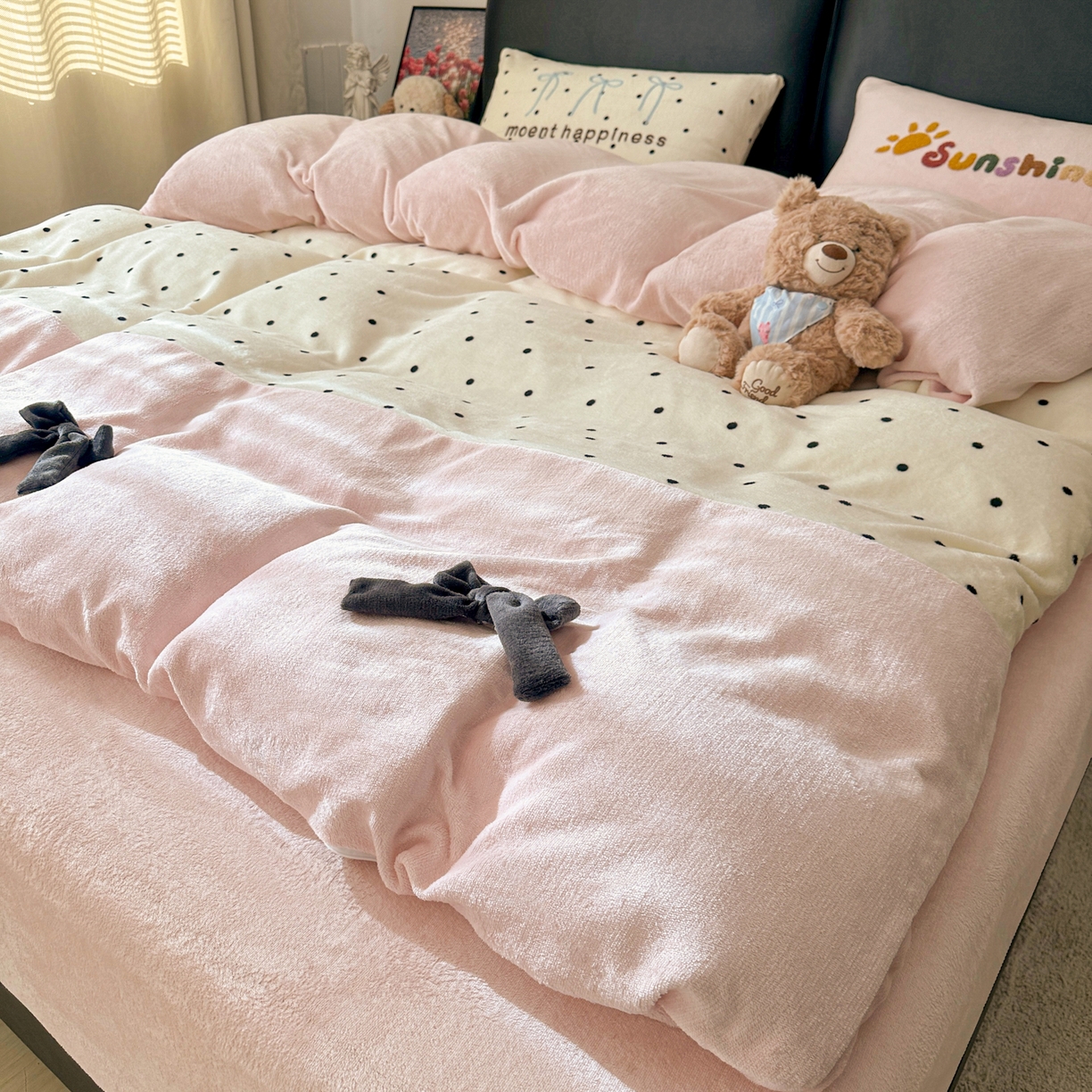 91家纺网 家纺一手货源 找家纺 子钦家纺 2025秋冬新款加厚牛奶绒蝴蝶结公主风毛巾绣床单床笠四件套 牛奶绒公主风-奶波点