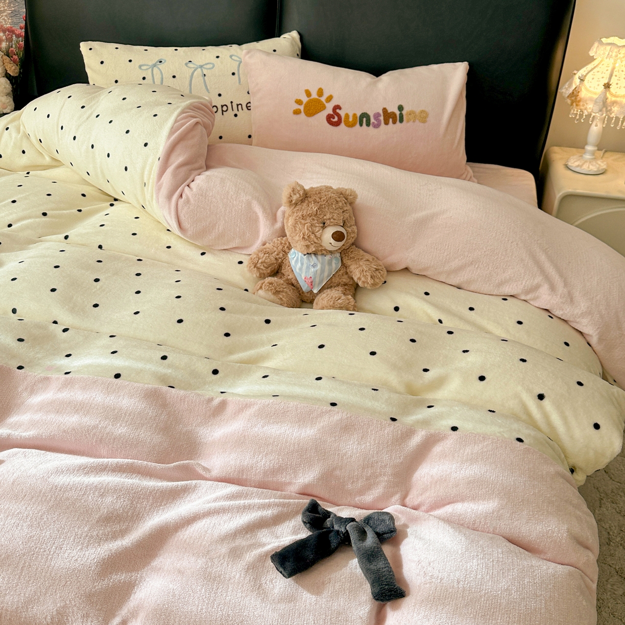 91家纺网 家纺一手货源 找家纺 子钦家纺 2025秋冬新款加厚牛奶绒蝴蝶结公主风毛巾绣床单床笠四件套 牛奶绒公主风-奶波点