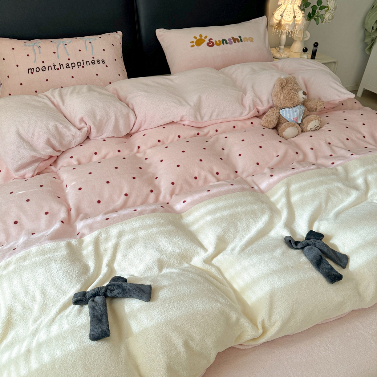 91家纺网 家纺一手货源 找家纺 子钦家纺 2025秋冬新款加厚牛奶绒蝴蝶结公主风毛巾绣床单床笠四件套 牛奶绒公主风-粉波点