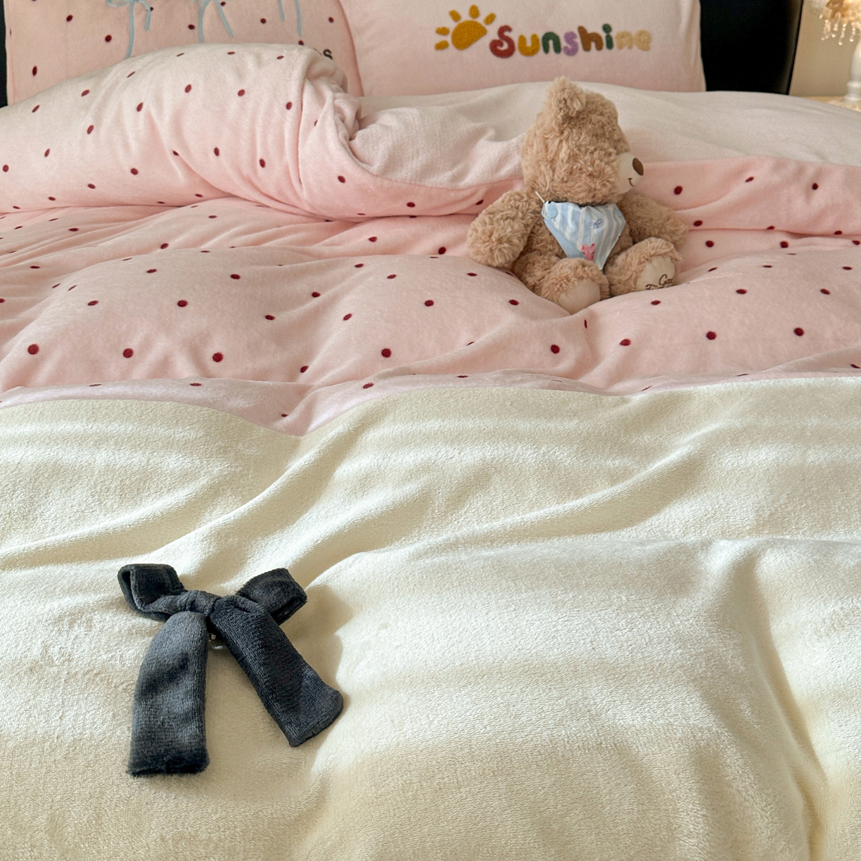 91家纺网 家纺一手货源 找家纺 子钦家纺 2025秋冬新款加厚牛奶绒蝴蝶结公主风毛巾绣床单床笠四件套 牛奶绒公主风-粉波点