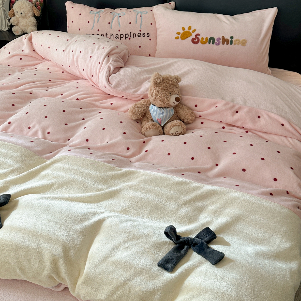 91家纺网 家纺一手货源 找家纺 子钦家纺 2025秋冬新款加厚牛奶绒蝴蝶结公主风毛巾绣床单床笠四件套 牛奶绒公主风-粉波点