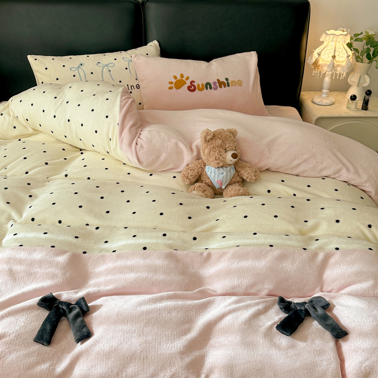 91家纺网 家纺一手货源 找家纺 子钦家纺 2025秋冬新款加厚牛奶绒蝴蝶结公主风毛巾绣床单床笠四件套 牛奶绒公主风-奶波点