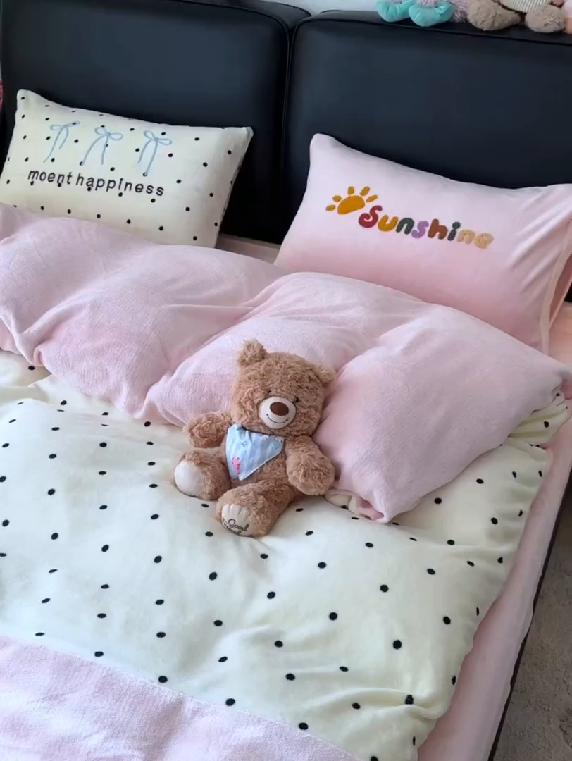 91家纺网 家纺一手货源 找家纺 子钦家纺 2025秋冬新款加厚牛奶绒蝴蝶结公主风毛巾绣床单床笠四件套 牛奶绒公主风-奶波点