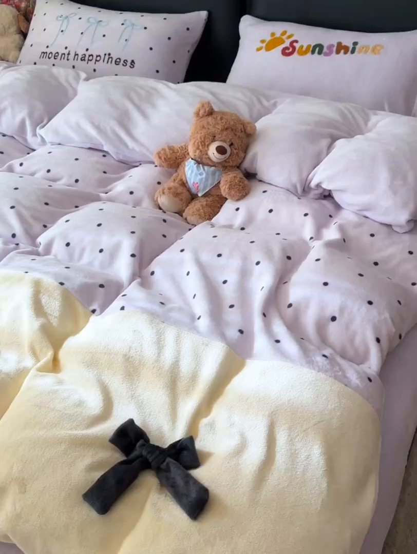 91家纺网 家纺一手货源 找家纺 子钦家纺 2025秋冬新款加厚牛奶绒蝴蝶结公主风毛巾绣床单床笠四件套 牛奶绒公主风-紫波点