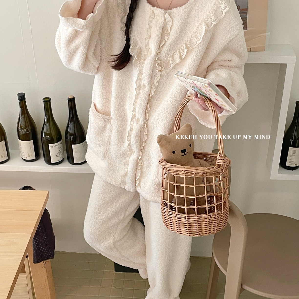 91家纺网 家纺一手货源 找家纺 妍景家居生活馆 2025新款韩系V领蕾丝套装 奶杏色