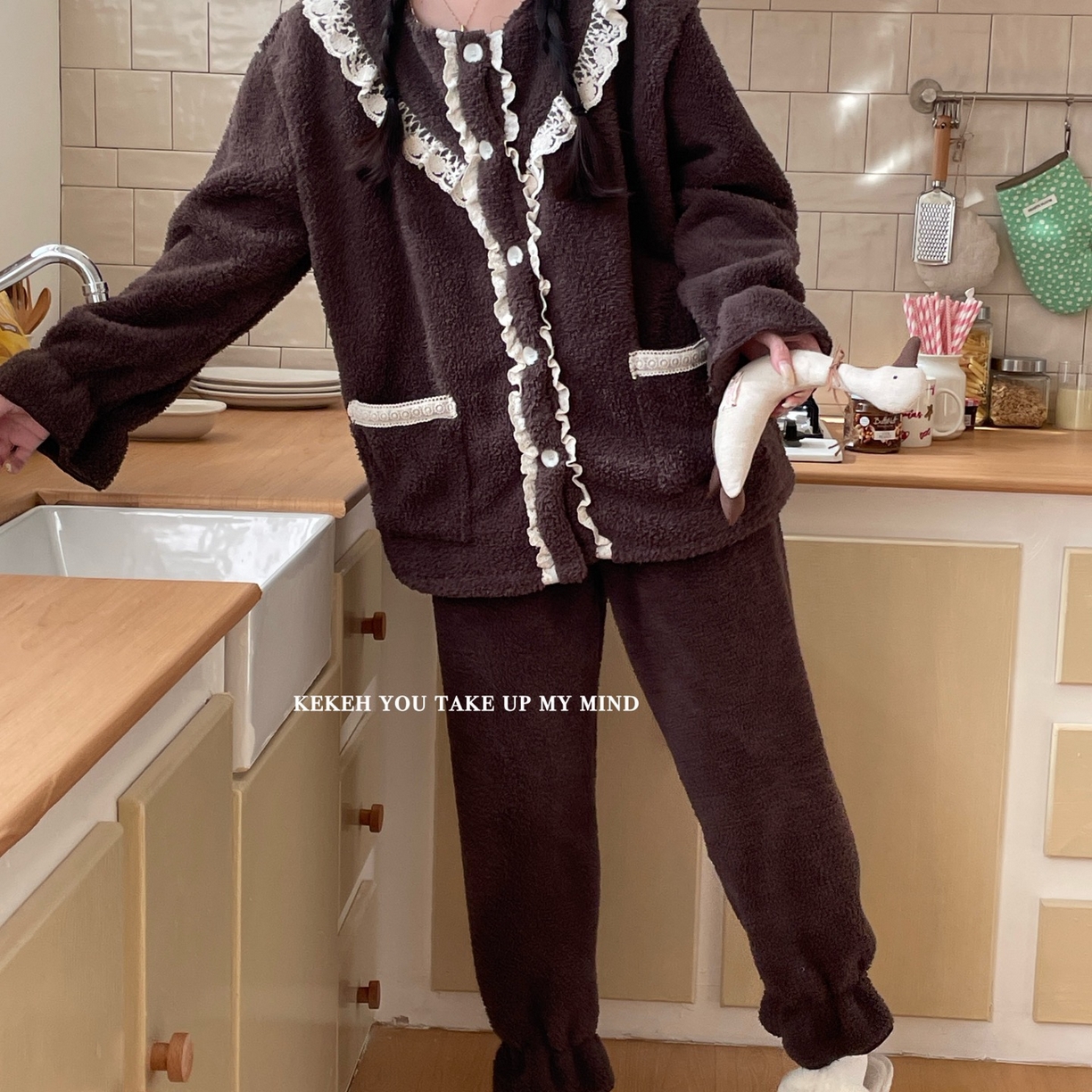 91家纺网 家纺一手货源 找家纺 妍景家居生活馆 2025新款韩系V领蕾丝套装 巧克力咖