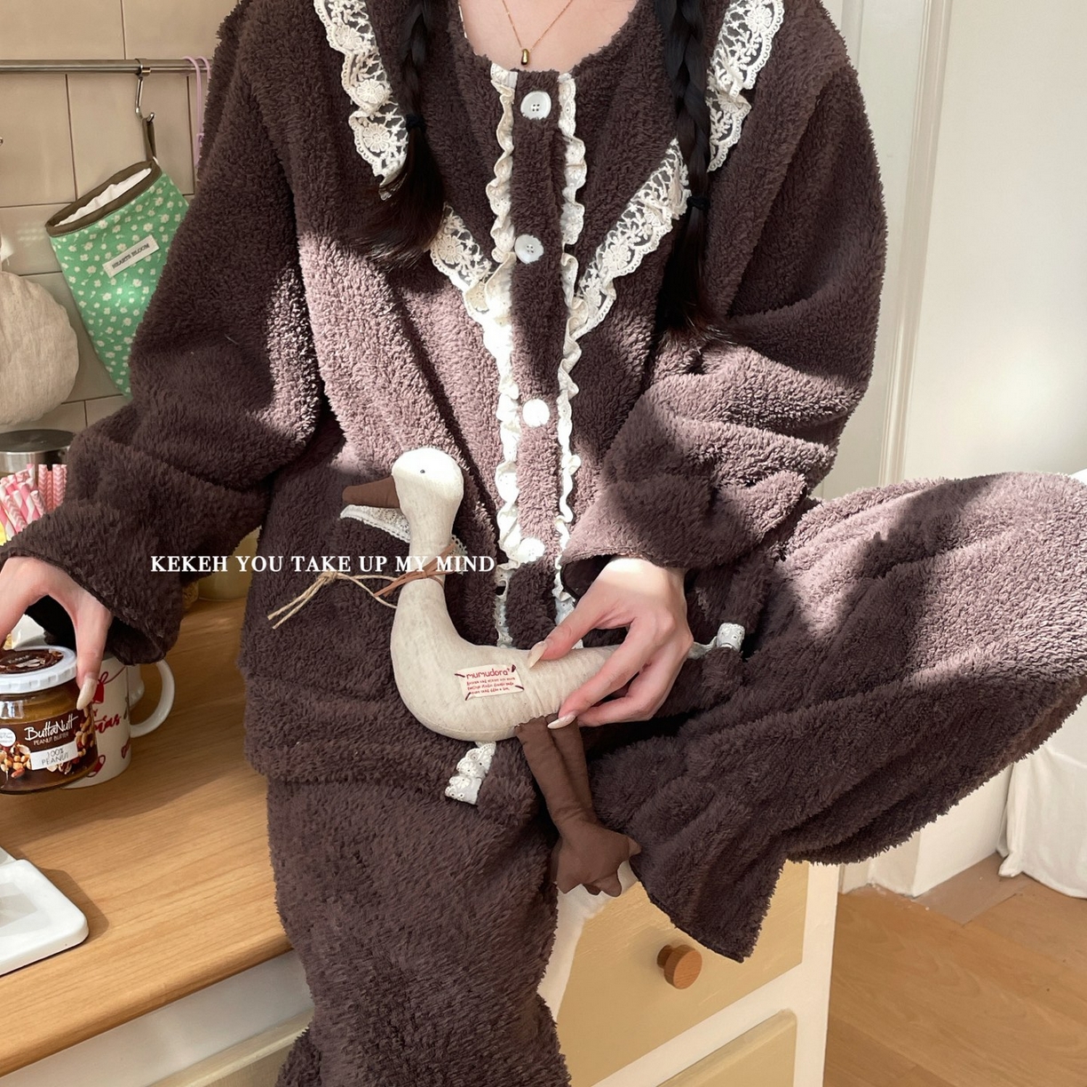 91家纺网 家纺一手货源 找家纺 妍景家居生活馆 2025新款韩系V领蕾丝套装 巧克力咖