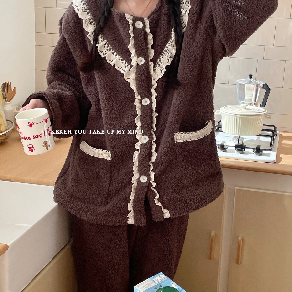 91家纺网 家纺一手货源 找家纺 妍景家居生活馆 2025新款韩系V领蕾丝套装 巧克力咖