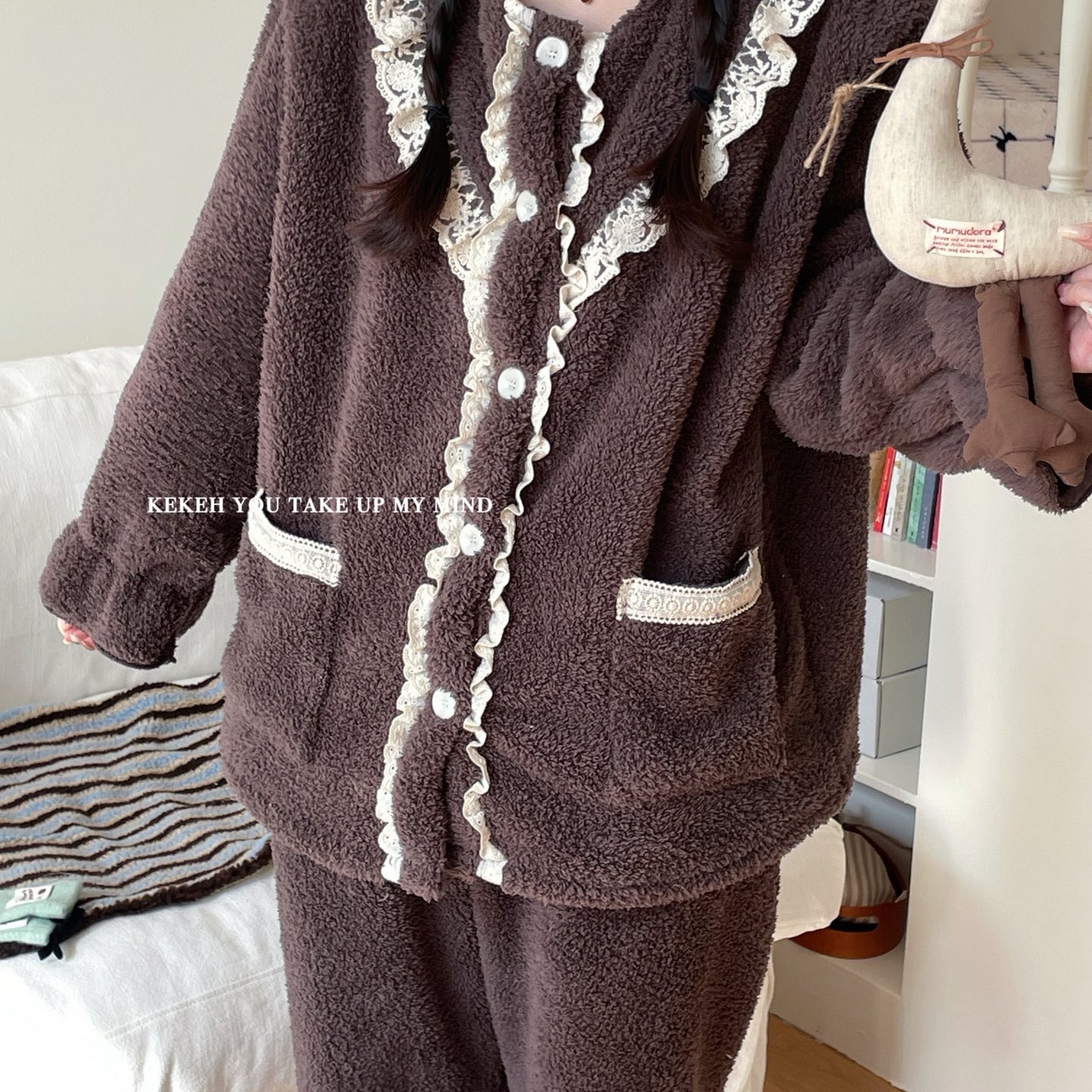 91家纺网 家纺一手货源 找家纺 妍景家居生活馆 2025新款韩系V领蕾丝套装 巧克力咖