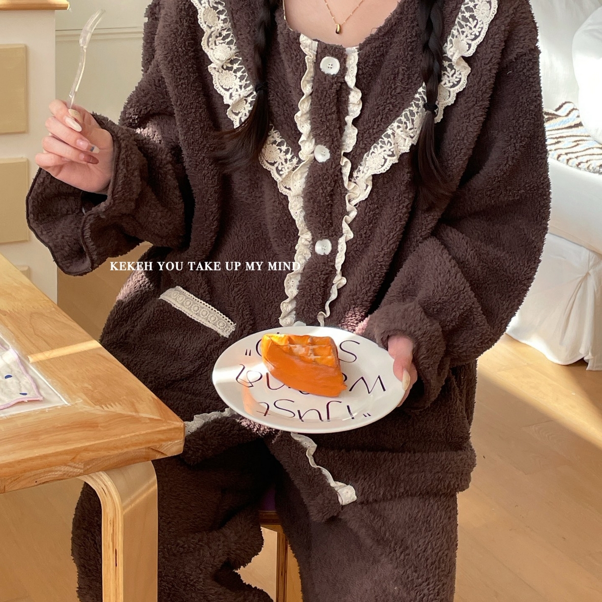 91家纺网 家纺一手货源 找家纺 妍景家居生活馆 2025新款韩系V领蕾丝套装 巧克力咖