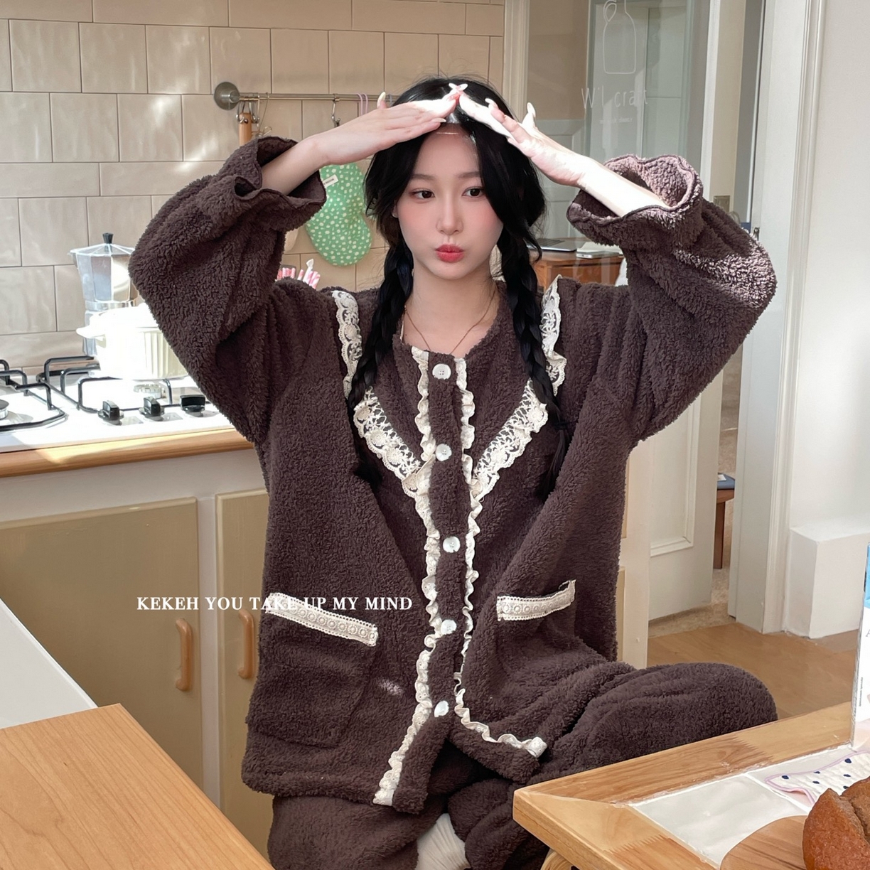 91家纺网 家纺一手货源 找家纺 妍景家居生活馆 2025新款韩系V领蕾丝套装 巧克力咖