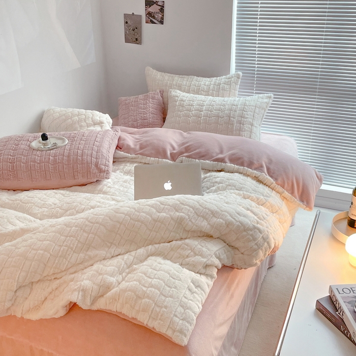 91家纺网 家纺一手货源 找家纺 总满座 2025直播爆款高端小方格320克獭兔毛绒立体剪花纯色牛奶绒四件套