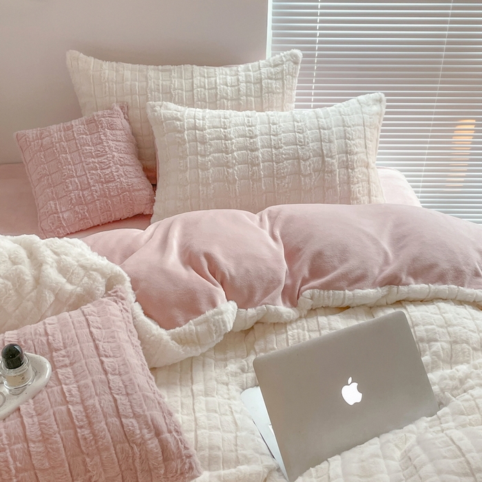 91家纺网 家纺一手货源 找家纺 总满座 2025直播爆款高端小方格320克獭兔毛绒立体剪花纯色牛奶绒四件套