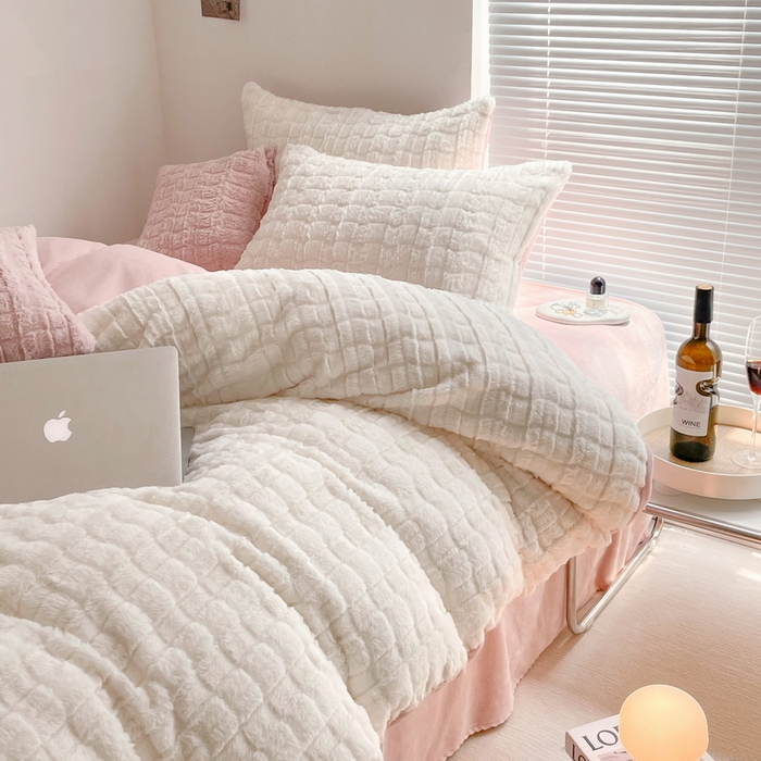 91家纺网 家纺一手货源 找家纺 总满座 2025直播爆款高端小方格320克獭兔毛绒立体剪花纯色牛奶绒四件套