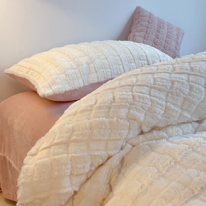 91家纺网 家纺一手货源 找家纺 总满座 2025直播爆款高端小方格320克獭兔毛绒立体剪花纯色牛奶绒四件套