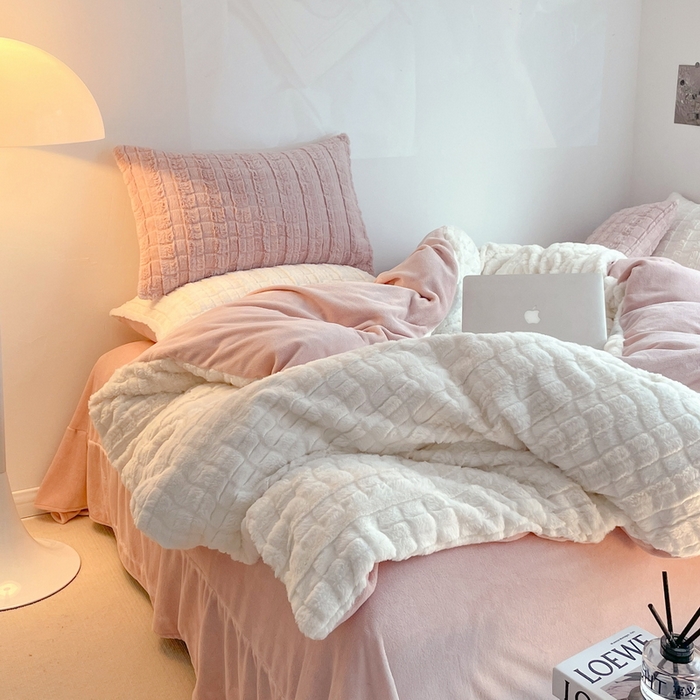 91家纺网 家纺一手货源 找家纺 总满座 2025直播爆款高端小方格320克獭兔毛绒立体剪花纯色牛奶绒四件套