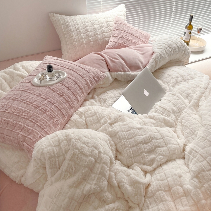 91家纺网 家纺一手货源 找家纺 总满座 2025直播爆款高端小方格320克獭兔毛绒立体剪花纯色牛奶绒四件套