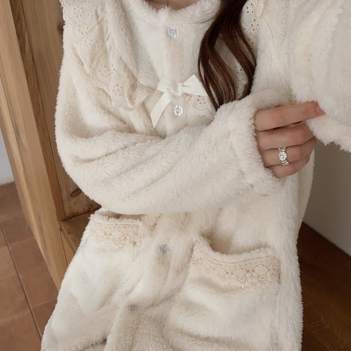 91家纺网 家纺一手货源 找家纺 （总）妍景家居生活馆 2025新款韩系双面舒棉绒圆领蝴蝶结套装