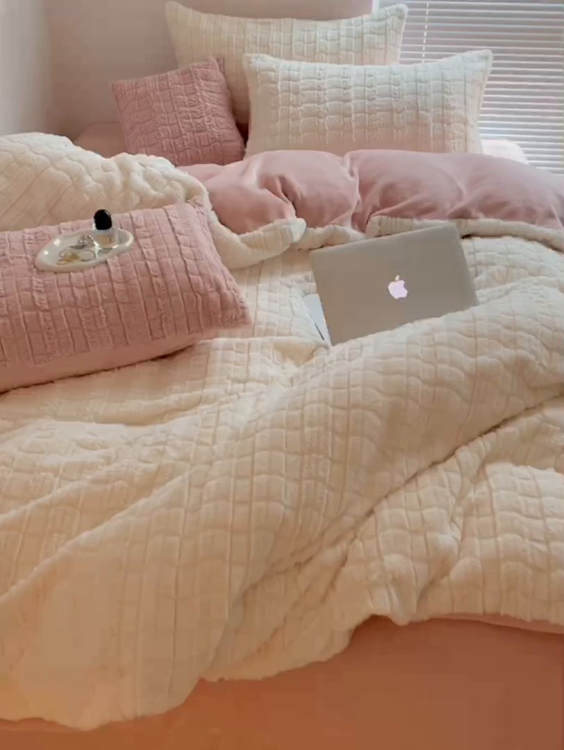 91家纺网 家纺一手货源 找家纺 总满座 2025直播爆款高端小方格320克獭兔毛绒立体剪花纯色牛奶绒四件套