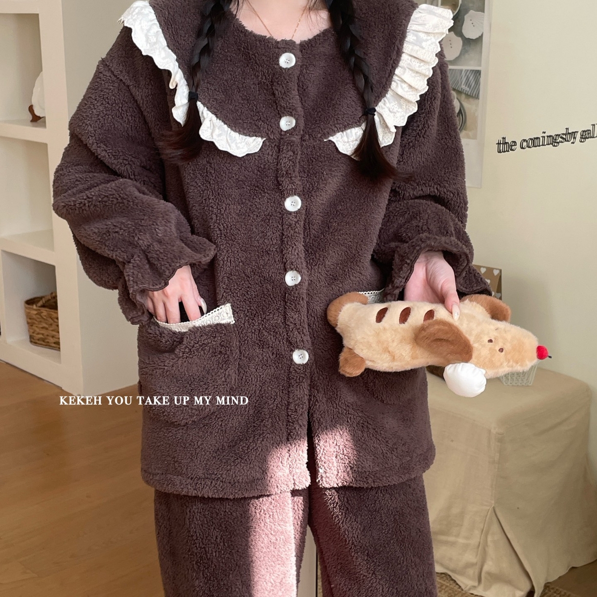 91家纺网 家纺一手货源 找家纺 妍景家居生活馆 2025新款韩系圆领纽扣蕾丝套装 巧克力咖