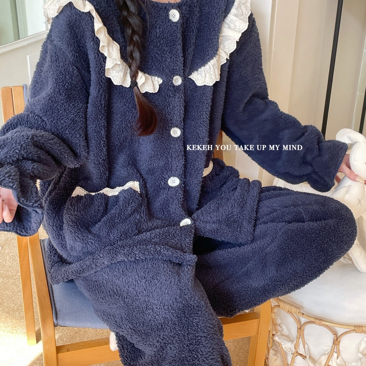 91家纺网 家纺一手货源 找家纺 妍景家居生活馆 2025新款韩系圆领纽扣蕾丝套装 海涛兰