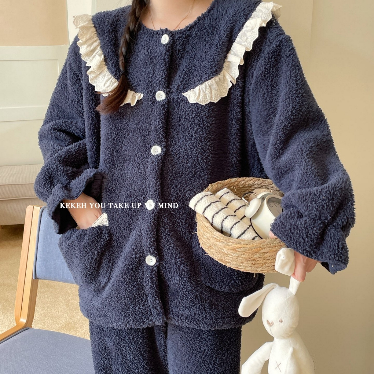 91家纺网 家纺一手货源 找家纺 妍景家居生活馆 2025新款韩系圆领纽扣蕾丝套装 海涛兰