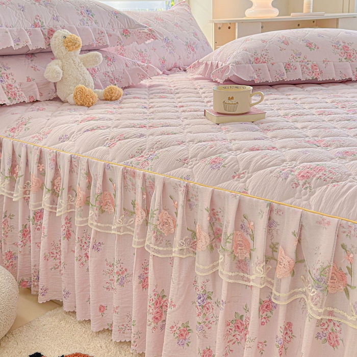 91家纺网 家纺一手货源 找家纺 雨田家纺 2025新款夹棉蕾丝床裙四件套 樱花=粉