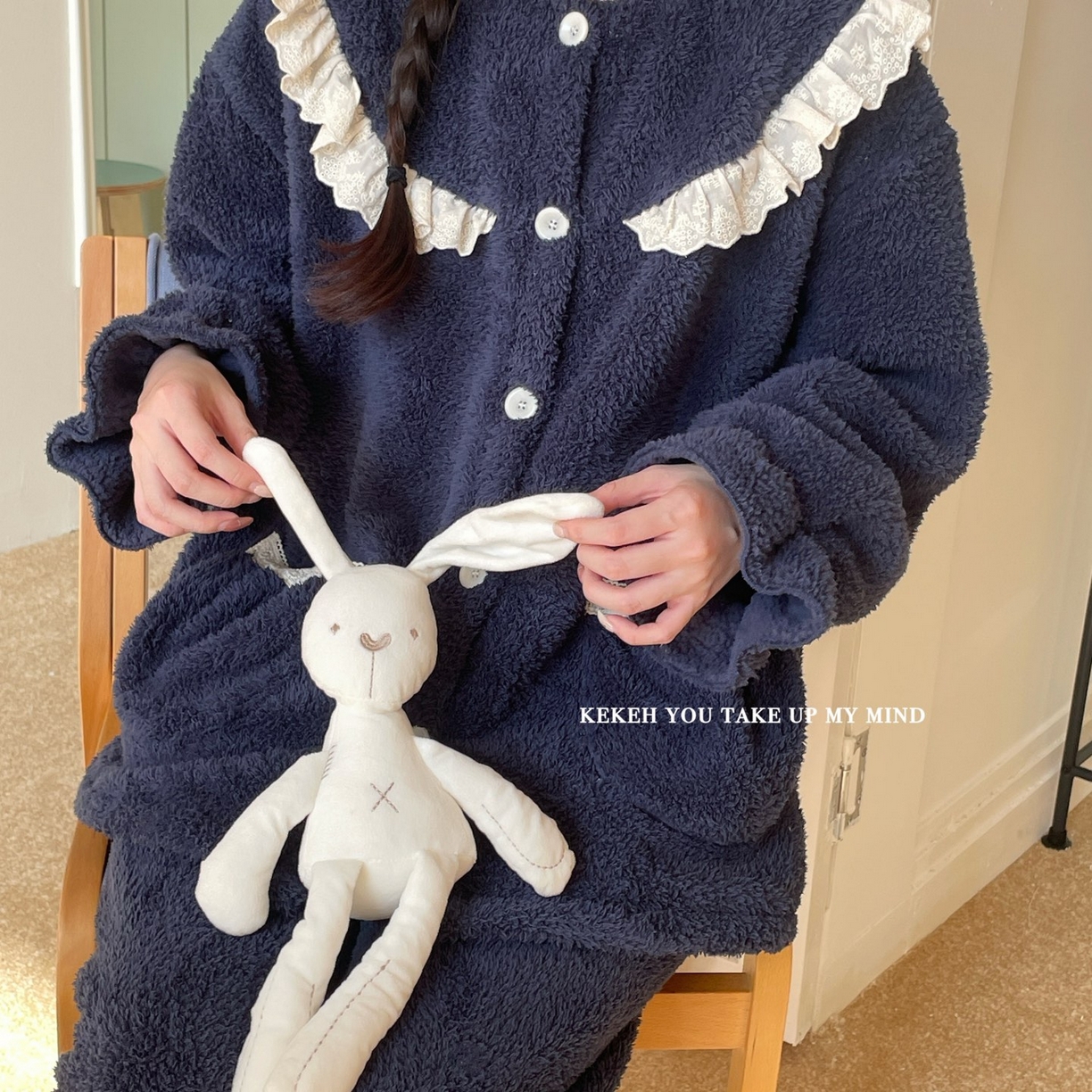 91家纺网 家纺一手货源 找家纺 妍景家居生活馆 2025新款韩系圆领纽扣蕾丝套装 海涛兰