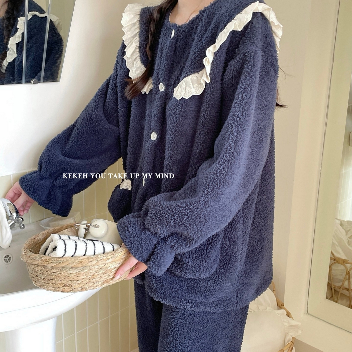 91家纺网 家纺一手货源 找家纺 妍景家居生活馆 2025新款韩系圆领纽扣蕾丝套装 海涛兰