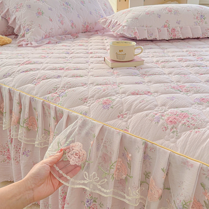 91家纺网 家纺一手货源 找家纺 雨田家纺 2025新款夹棉蕾丝床裙四件套 樱花=粉