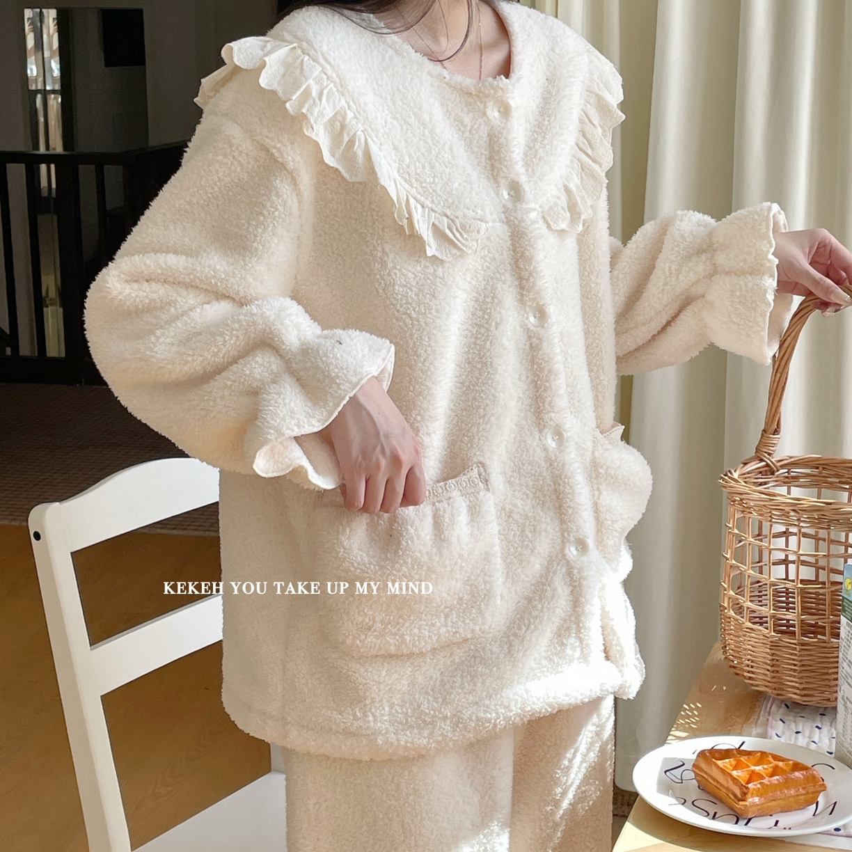 91家纺网 家纺一手货源 找家纺 妍景家居生活馆 2025新款韩系圆领纽扣蕾丝套装 奶杏色