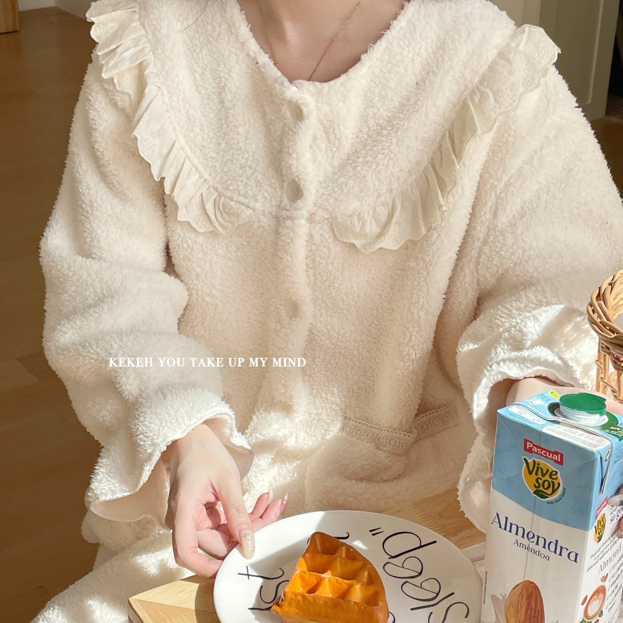 91家纺网 家纺一手货源 找家纺 妍景家居生活馆 2025新款韩系圆领纽扣蕾丝套装 奶杏色