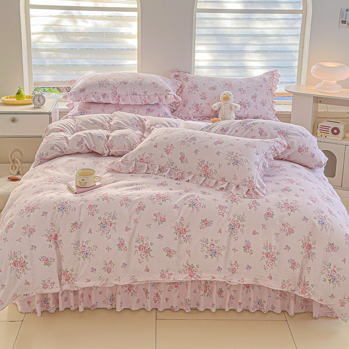 91家纺网 家纺一手货源 找家纺 雨田家纺 2025新款夹棉蕾丝床裙四件套 樱花=粉