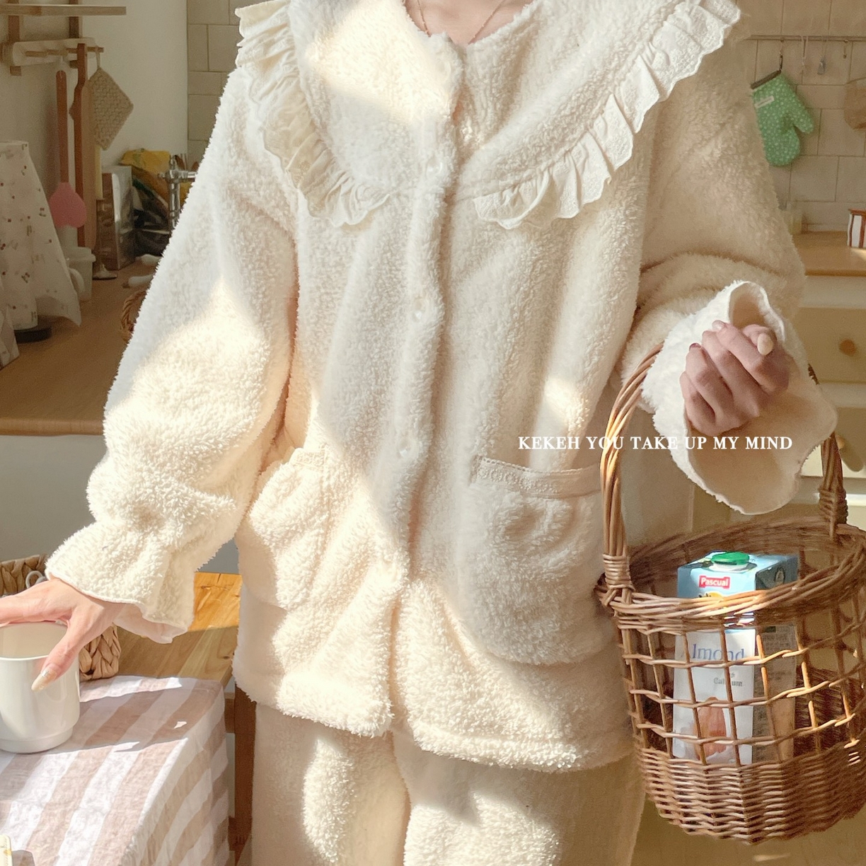 91家纺网 家纺一手货源 找家纺 妍景家居生活馆 2025新款韩系圆领纽扣蕾丝套装 奶杏色