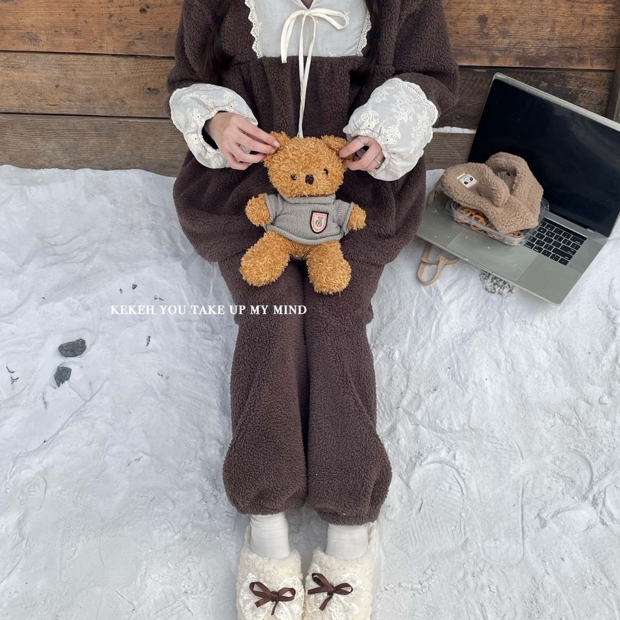 91家纺网 家纺一手货源 找家纺 妍景家居生活馆 2025新款韩系翻领蝴蝶结双面米粒绒-26404 巧克力咖