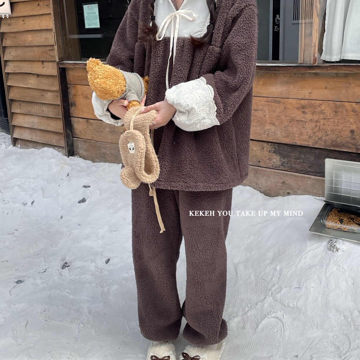 91家纺网 家纺一手货源 找家纺 妍景家居生活馆 2025新款韩系翻领蝴蝶结双面米粒绒-26404 巧克力咖