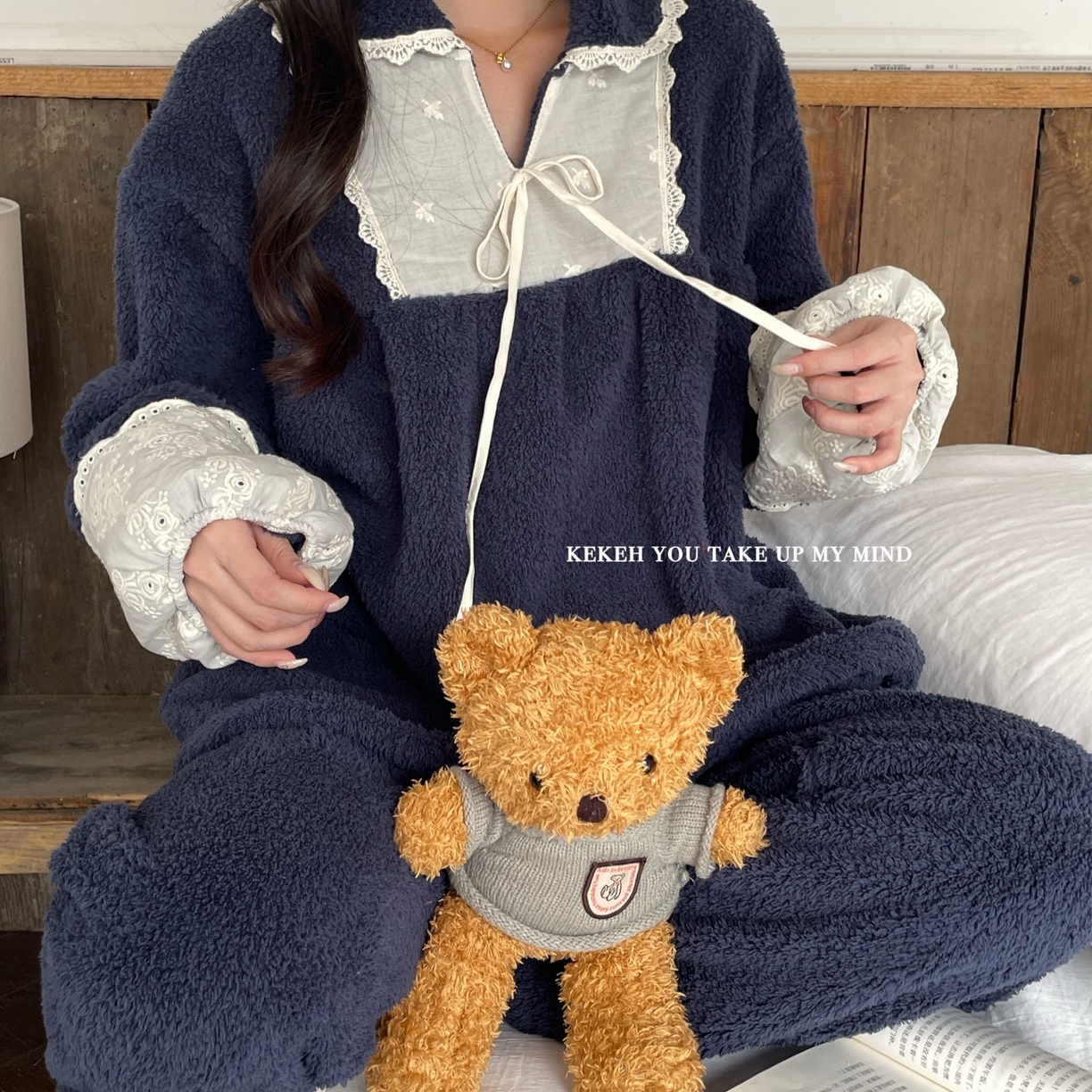 91家纺网 家纺一手货源 找家纺 妍景家居生活馆 2025新款韩系翻领蝴蝶结双面米粒绒-26404 海涛兰