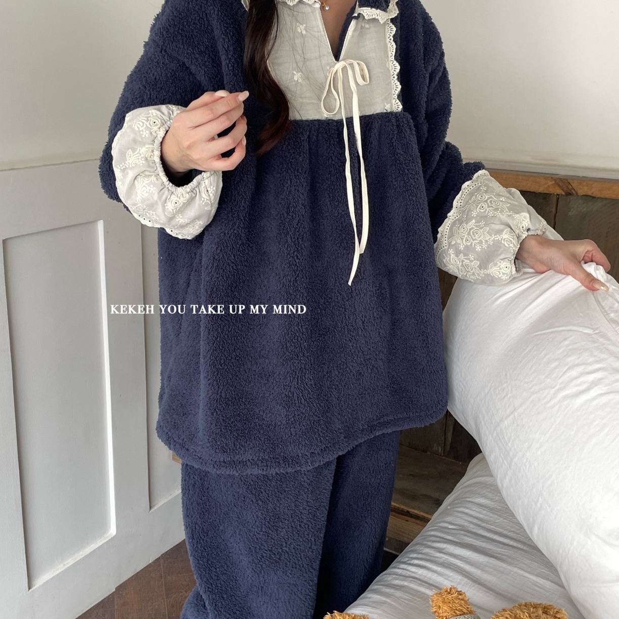 91家纺网 家纺一手货源 找家纺 妍景家居生活馆 2025新款韩系翻领蝴蝶结双面米粒绒-26404 海涛兰