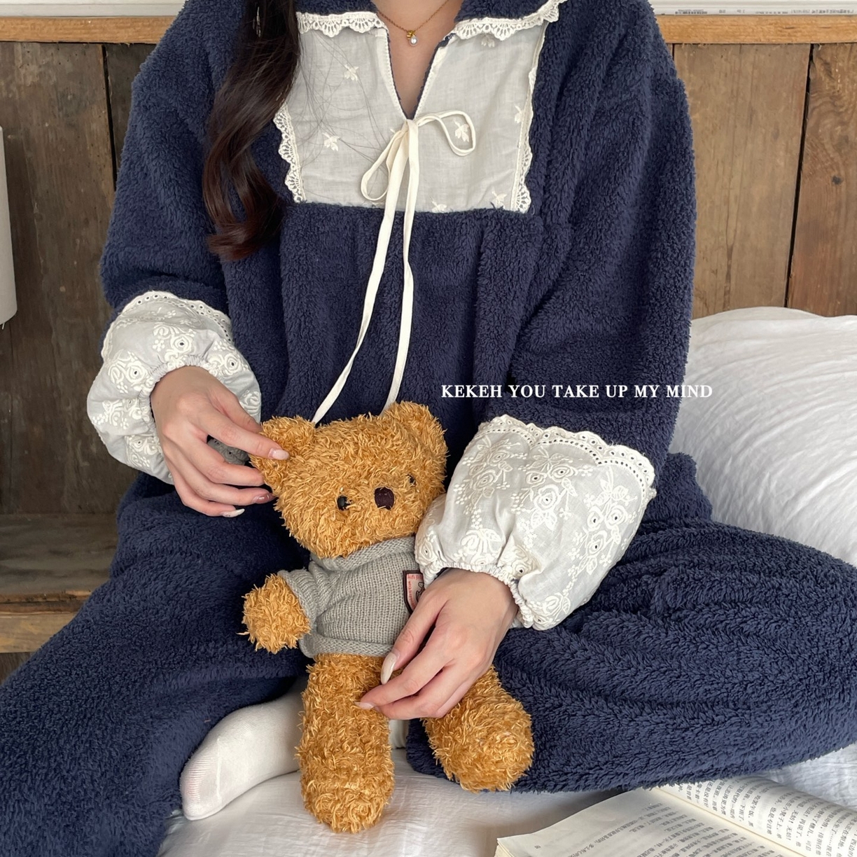 91家纺网 家纺一手货源 找家纺 妍景家居生活馆 2025新款韩系翻领蝴蝶结双面米粒绒-26404 海涛兰