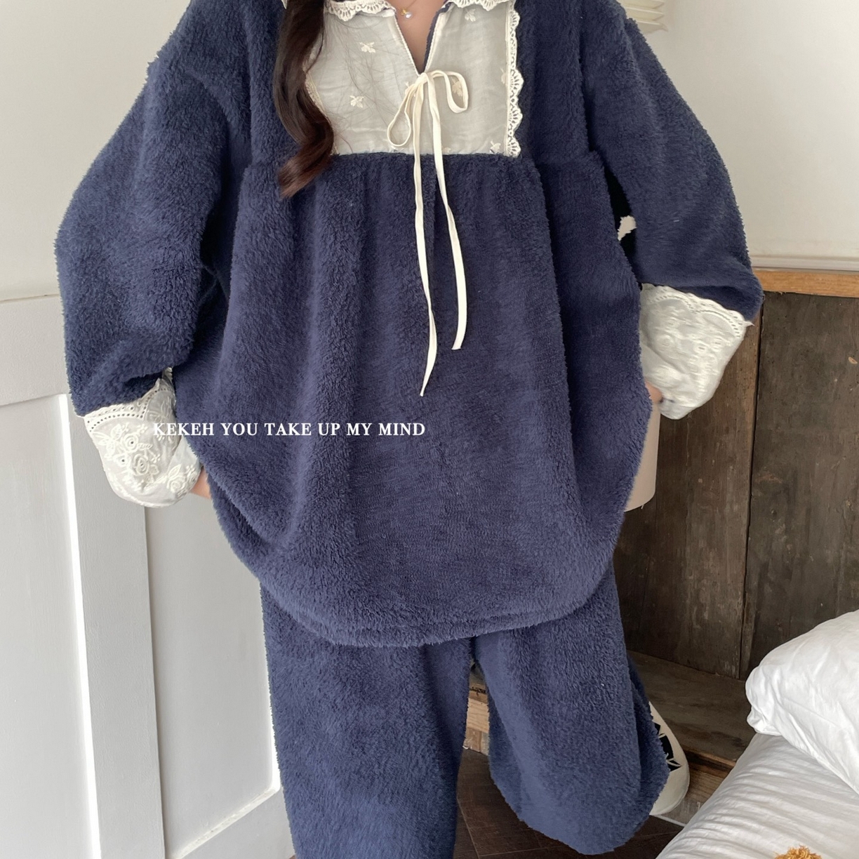 91家纺网 家纺一手货源 找家纺 妍景家居生活馆 2025新款韩系翻领蝴蝶结双面米粒绒-26404 海涛兰