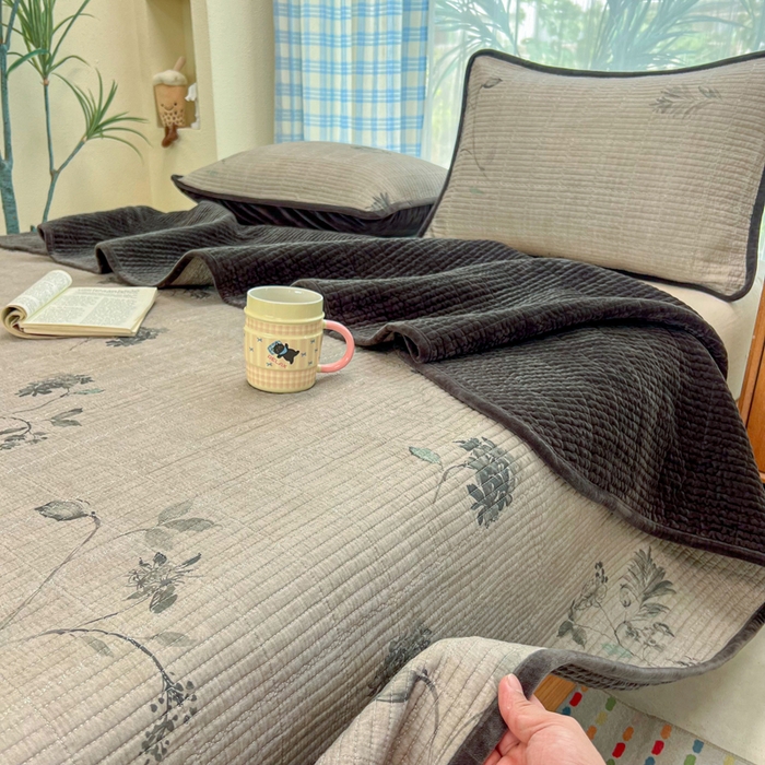 91家纺网 家纺一手货源 找家纺 床盖工厂店 2025新款全棉纯棉纱布加宝宝绒填充棉花床盖三件套 木槿-亚麻色