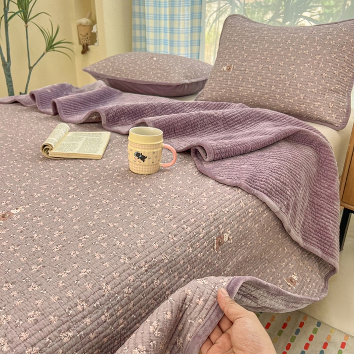 91家纺网 家纺一手货源 找家纺 床盖工厂店 2025新款全棉纯棉纱布加宝宝绒填充棉花床盖三件套 蔷薇小兔-芋