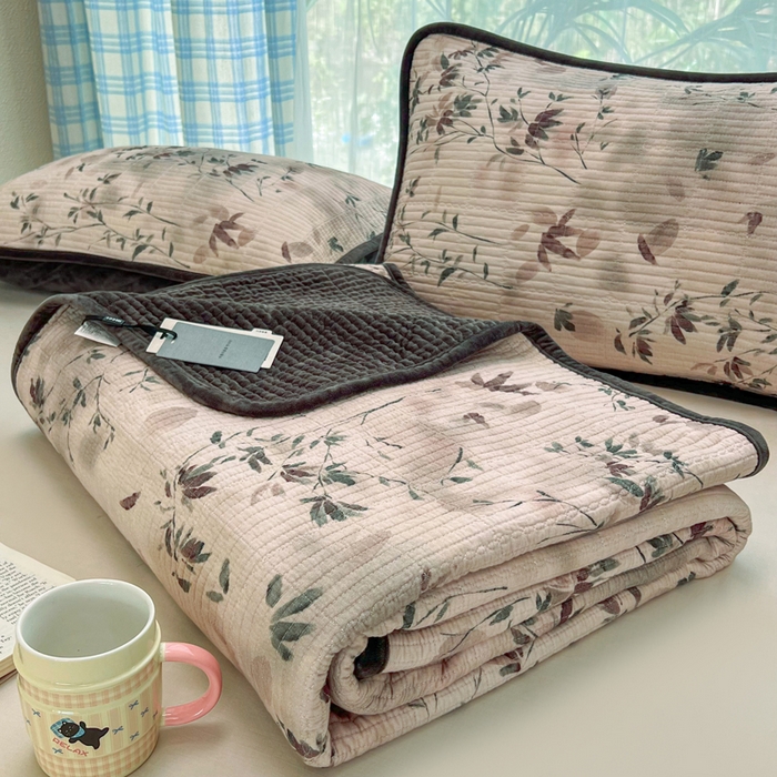 91家纺网 家纺一手货源 找家纺 床盖工厂店 2025新款全棉纯棉纱布加宝宝绒填充棉花床盖三件套 青时-粉