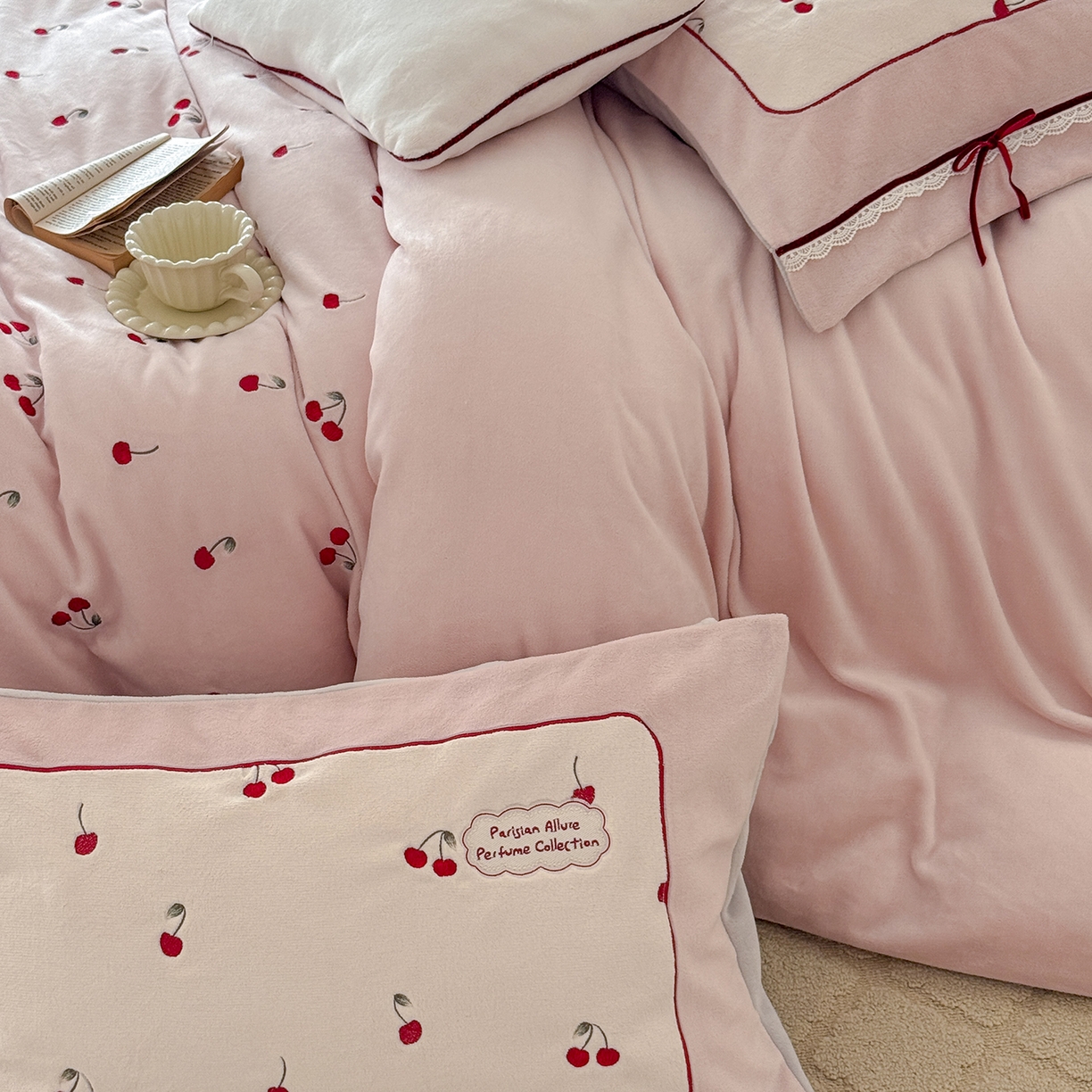 91家纺网 家纺一手货源 找家纺 （总）极简 2025新款牛奶绒蝴蝶结刺绣四件套-樱桃慕斯