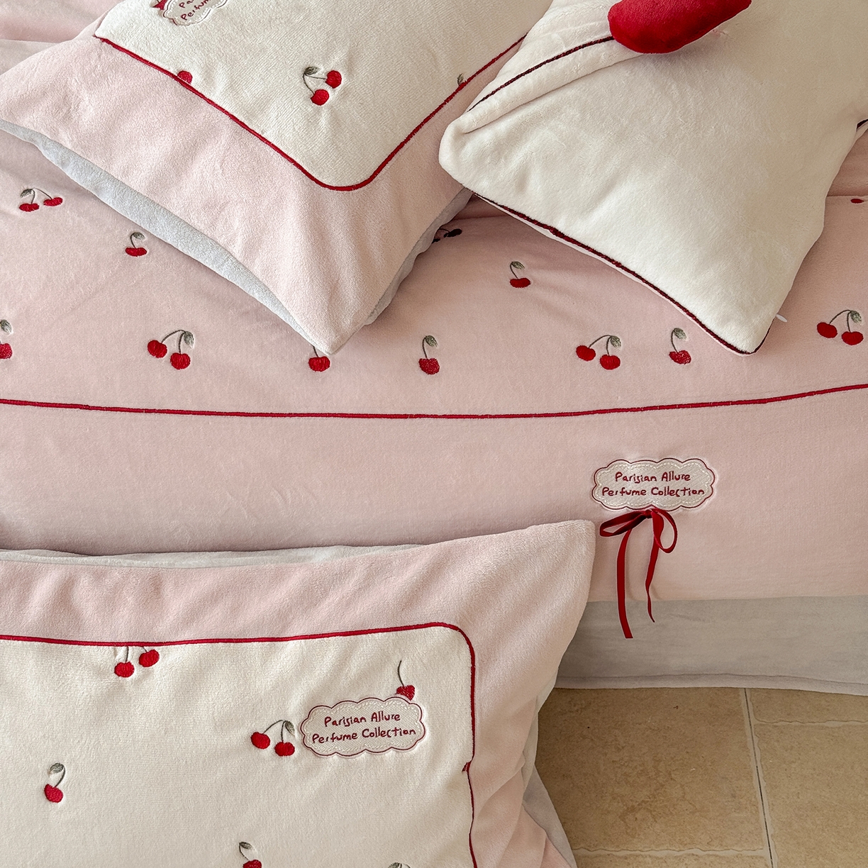 91家纺网 家纺一手货源 找家纺 （总）极简 2025新款牛奶绒蝴蝶结刺绣四件套-樱桃慕斯