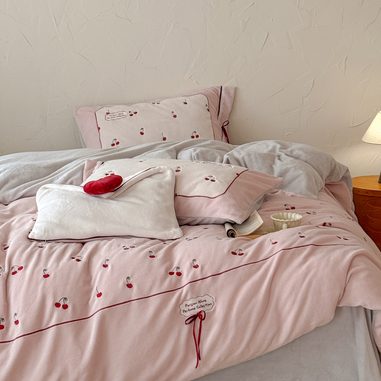 91家纺网 家纺一手货源 找家纺 （总）极简 2025新款牛奶绒蝴蝶结刺绣四件套-樱桃慕斯