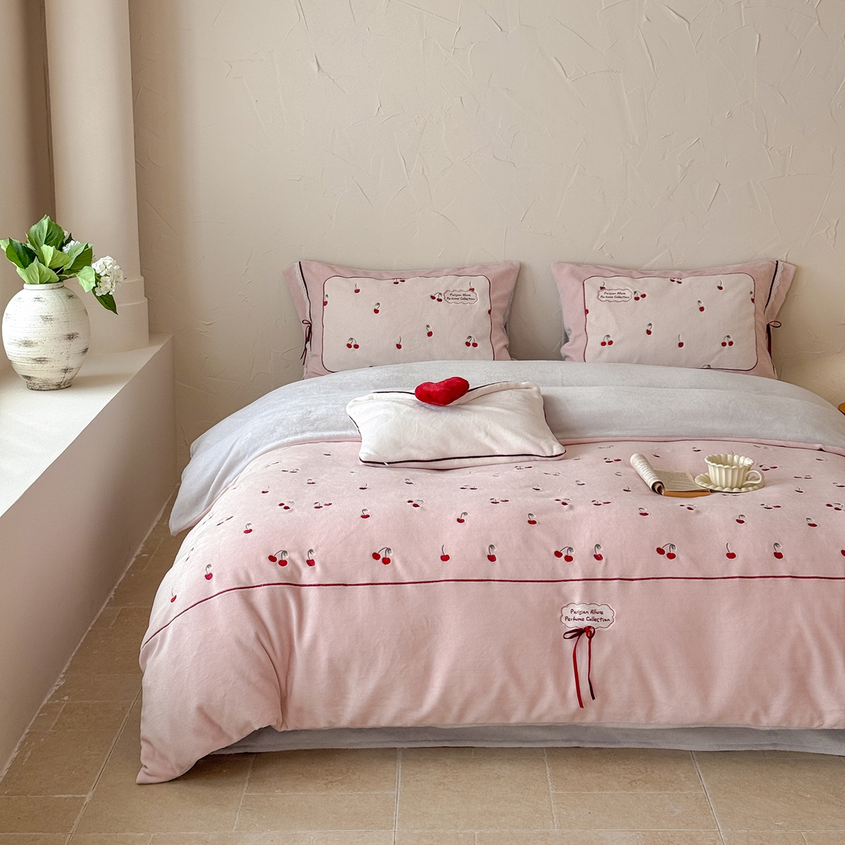 91家纺网 家纺一手货源 找家纺 （总）极简 2025新款牛奶绒蝴蝶结刺绣四件套-樱桃慕斯