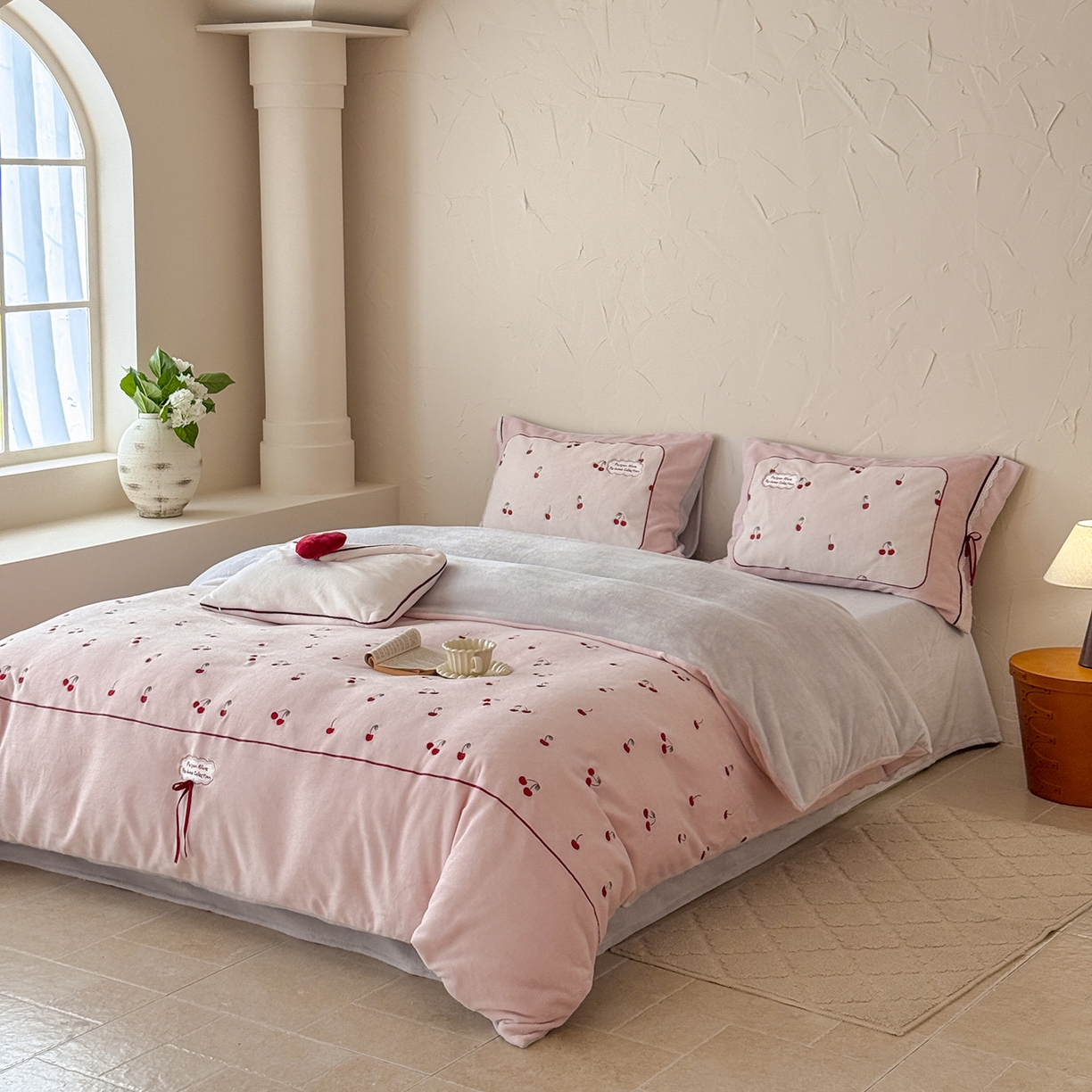 91家纺网 家纺一手货源 找家纺 （总）极简 2025新款牛奶绒蝴蝶结刺绣四件套-樱桃慕斯